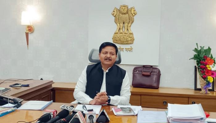 पाण्याचा प्रवाह ओलांडून धोकादायक प्रवास करू नये : जिल्हाधिकारी संतोष पाटील