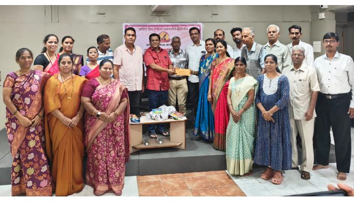 साहित्य विश्व मंडळ संस्थेकडून साहित्य संमेलनासाठी निधी सुपुर्द