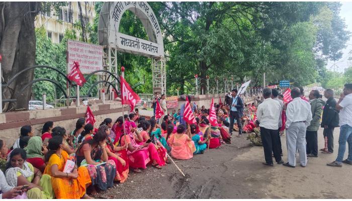 जिल्हा परिषदेसमोर शालेय पोषण आहार कर्मचारी यांचे आंदोलन