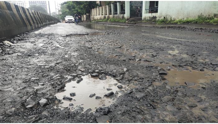 20 टन कोल्ड मिक्स ला सातारा शहरातील रस्ते दुरुस्तीची प्रतीक्षा