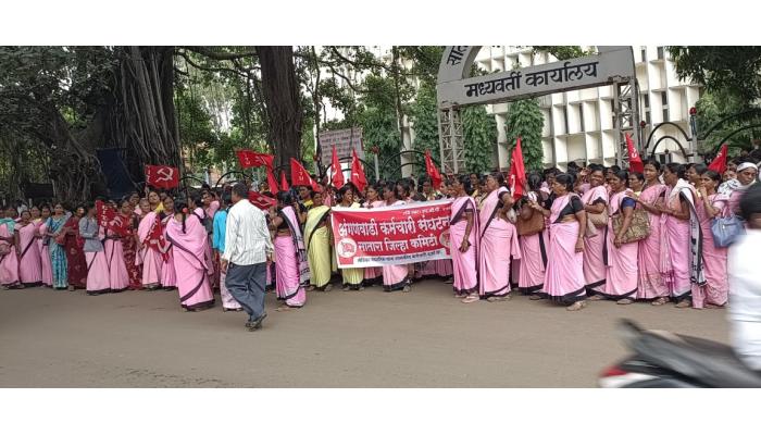 अंगणवाडी सेविका, मदतनीसांची निदर्शने