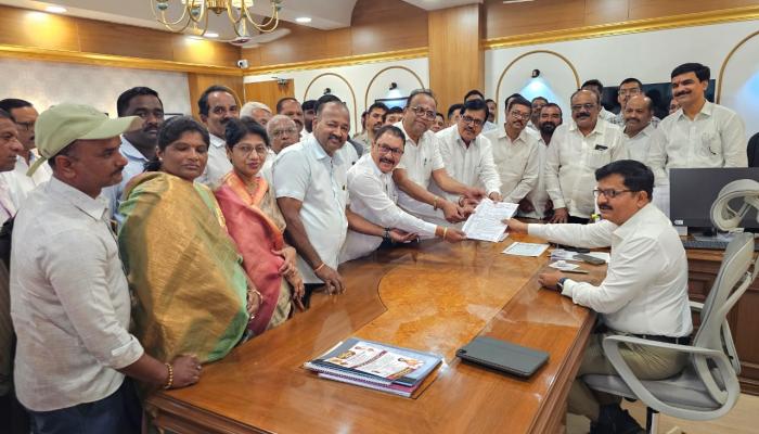 अन्यायकारक कर प्रणालीच्या विरोधात मद्य विक्रेता संघाचे जिल्हा प्रशासनाला निवेदन