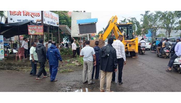 झेडपी चौकातील अतिक्रमणे बांधकाम विभागाने हटवली
