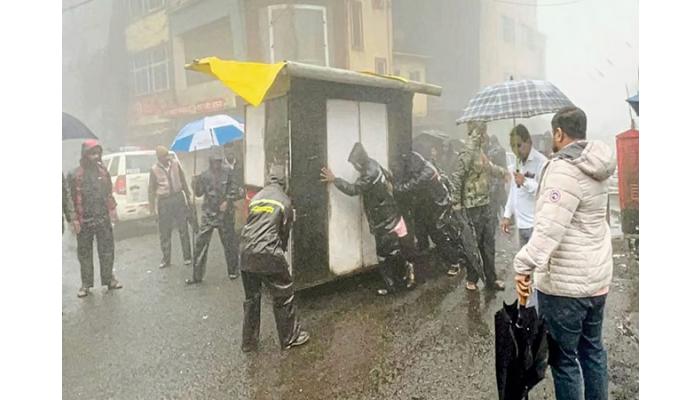 अतिक्रमण हटविताना आठ जणांवर गुन्हा