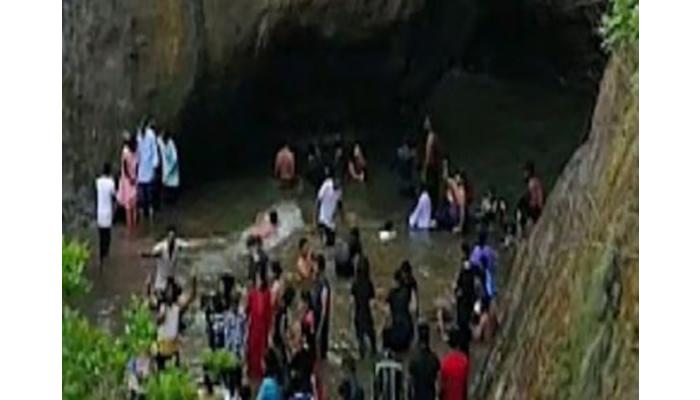 शस्त्राचा धाक दाखवून पर्यटकांना लुटणाऱ्या तिघांना अटक; सातजण फरार