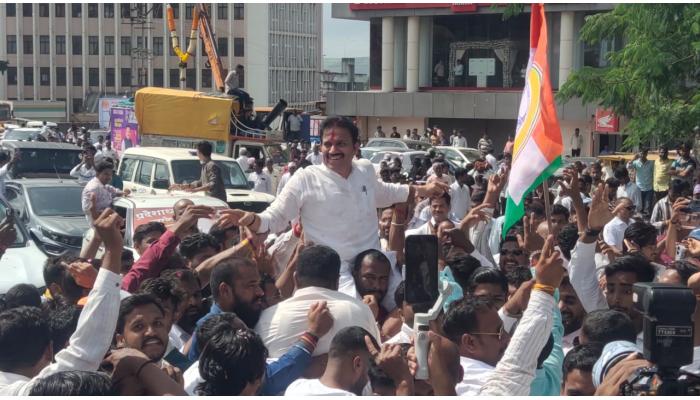हाणामारी व सभागृहात गोंधळ करून अधिवेशन गुंडाळण्याचा सत्ताधारी पक्षाचा प्रयत्न