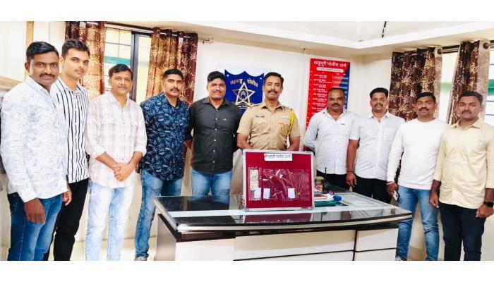 युवतीचा दागिन्यांसह रोख रकमेवर डल्ला