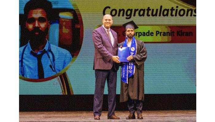प्रणित किरण घोरपडे यांना एमबीबीएस प्रदान