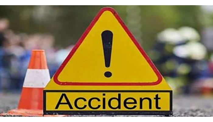 दोन विचित्र अपघातांत तीन चारचाकी वाहनांचा चक्काचूर