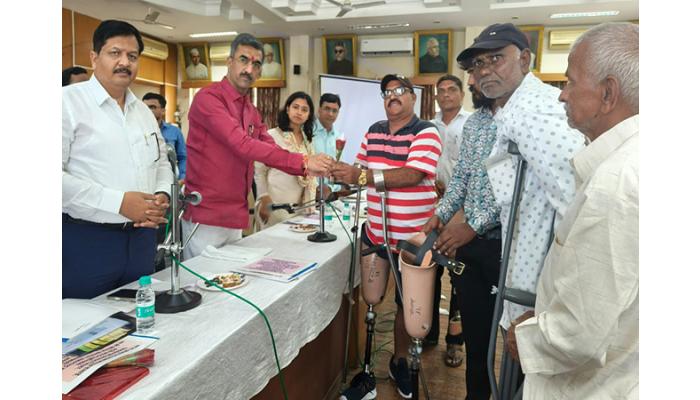 दिव्यांग लाभार्थ्यांना पालकमंत्री शंभूराज देसाई यांच्या हस्ते साहित्य वाटप