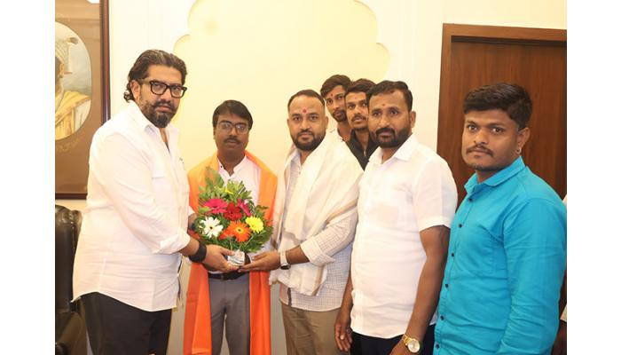 मुलीचे प्राण वाचवणाऱ्या युवकांचे कौतुक करावे तेवढे कमी