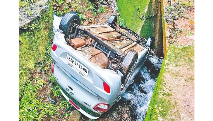 आंबेनळी घाटात कार पलटी