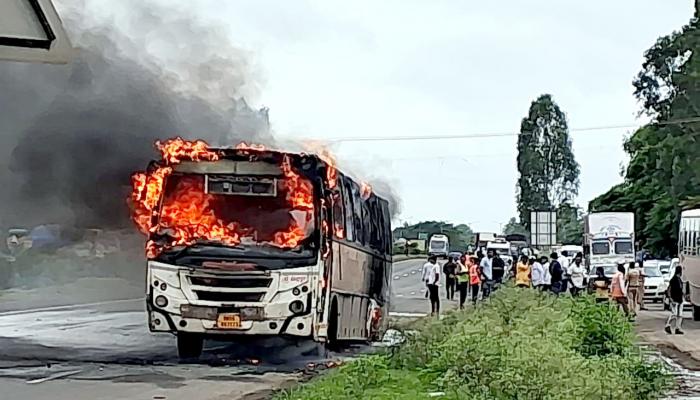 मुंबईकडे निघालेली शिवशाही बस पेटली