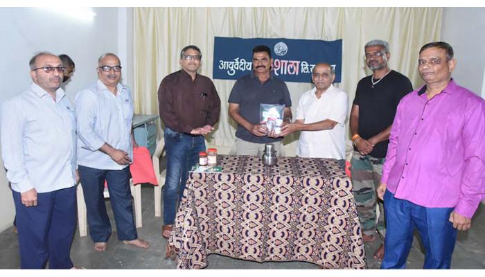 ज्येष्ठ चित्रपट अभिनेते सयाजी शिंदे यांची अर्कशाळा संस्थेस सदिच्छा भेट