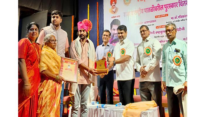 अमर मोकाशी यांना राज्यस्तरीय 'विश्वकर्मा आदर्श पत्रकार' पुरस्कार प्रदान