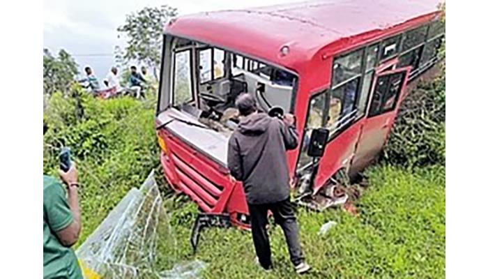 चालकाचे नियंत्रण सुटल्याने एसटीचा अपघात