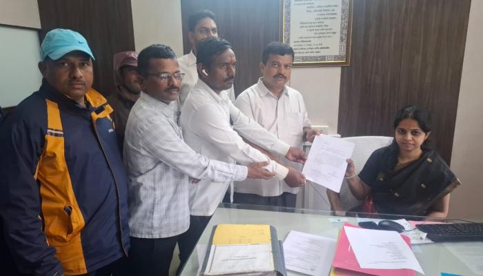 उरमोडी डावा कालवा प्रकल्पग्रस्तांचे जिल्हा प्रशासनाला निवेदन