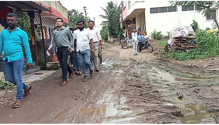 कराड बर्गे मळा येथे मुख्याधिकारी प्रशांत व्हटकर यांची प्रत्यक्ष पाहणी