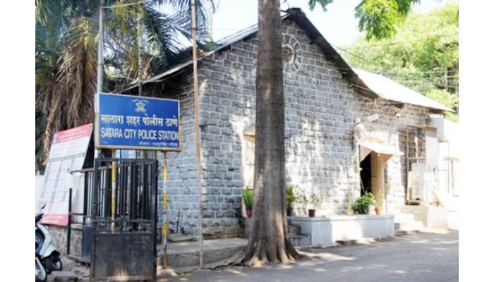 गर्दी करत शिवीगाळ, नुकसान प्रकरणी 17 जणांवर गुन्हा