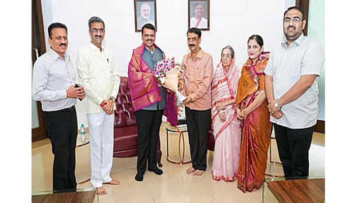 पर्यटनमंत्री शंभूराज देसाई कुटुंबीयांनी घेतली मुख्यमंत्र्यांची भेट