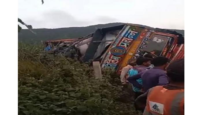 खंडाळ्यात 'एस कॉर्नर'ला ब्रेकफेल ट्रकचा थरार