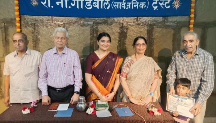 गोडबोले ट्रस्टच्या वतीने दिलेल्या मदतीची जाणीव ठेवून चांगले शिक्षण घ्या !