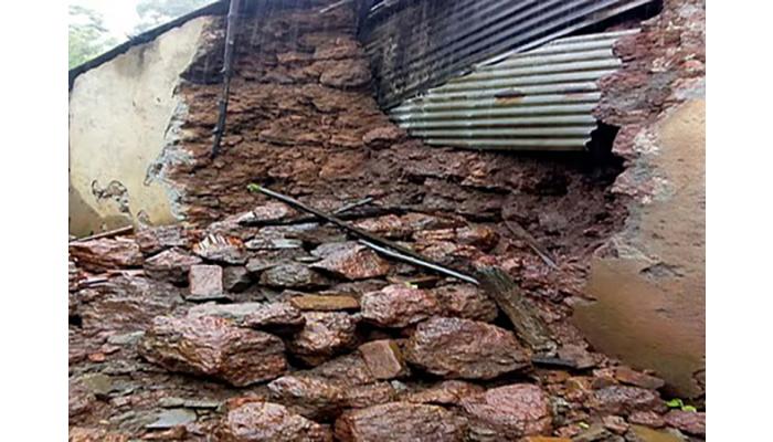 ढेबेवाडी विभागात पावसामुळे घरांच्या पडझडीचे सत्र सुरूच