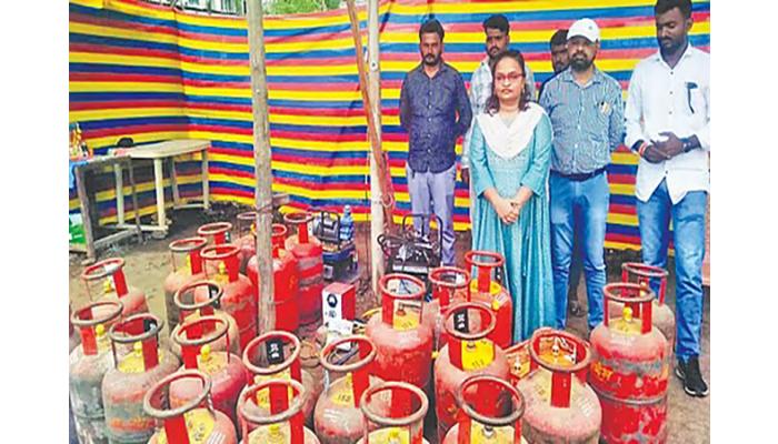रिक्षात गॅस भरणार्या 11 जणांवर गुन्हे