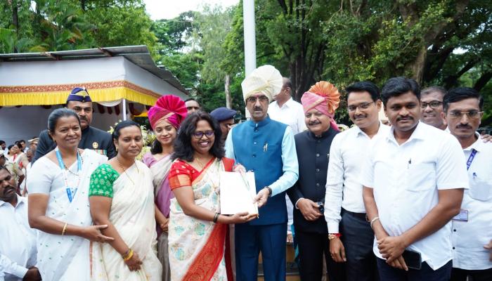 शंभर दिवसांच्या कार्यालयीन सुधारणेच्या विशेष मोहिमेतील कामगिरीबद्दल जिल्हा माहिती कार्यालयाचा पालकमंत्री शंभूराज देसाई यांच्या हस्ते सन्मान