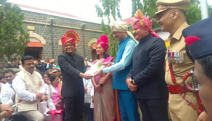 गटविकास अधिकारी सतीश बुद्धे यांचा पालकमंत्र्यांच्या हस्ते गौरव