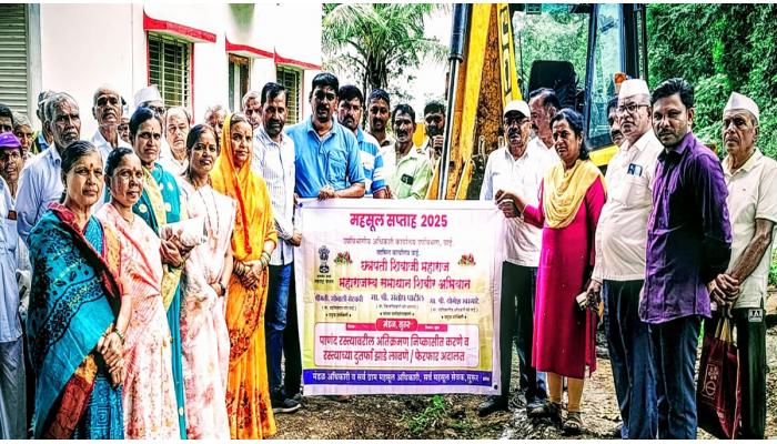 कवठेत महाराजस्व अभियानांतर्गत शेतरस्ता खुला