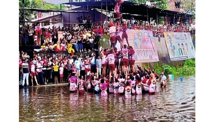 वाईत पाण्यामध्ये दहीहंडीचा थरार