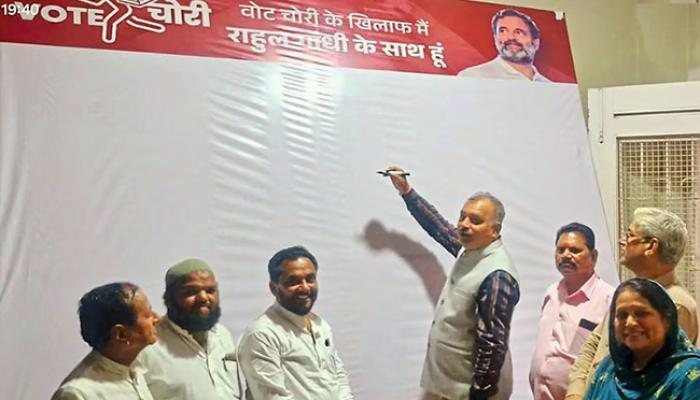 साताऱ्यात ‘मतचोरी’ विरोधात काँग्रेसची स्वाक्षरी मोहीम