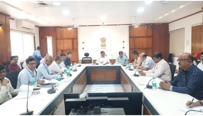 बॅंकांनी जिल्ह्यात पीककर्ज वितरणाचे उद्दिष्ट पूर्ण करावे : जिल्हाधिकारी संतोष पाटील