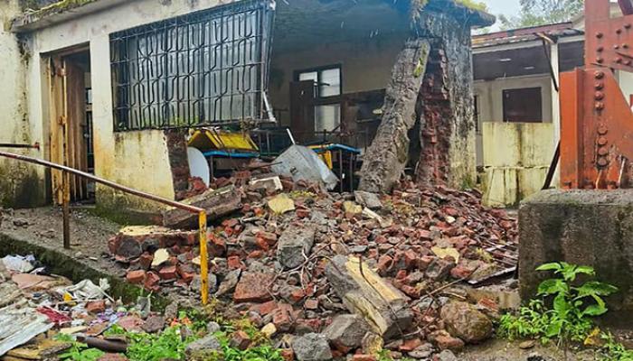 महाबळेश्वरमध्ये मुसळधार पावसामुळे भिलारमधील शाळेचा स्लॅब कोसळला