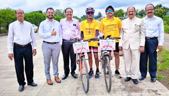 न्यायपंढरीच्या दर्शनासाठी दोन वकिलांची सायकलवारी!