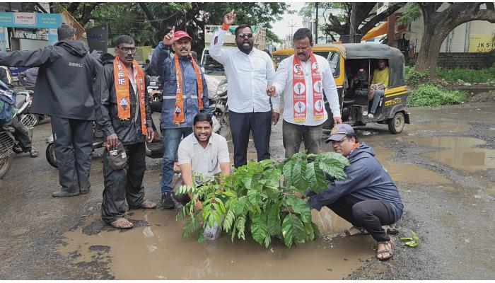 खड्ड्यात वृक्षारोपण करून शिवसेनेचे आंदोलन
