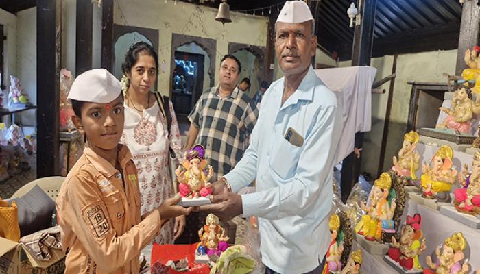 गणपती बाप्पा मोरयाच्या जयघोषात घरगुती गणेश मूर्तींचे आगमन