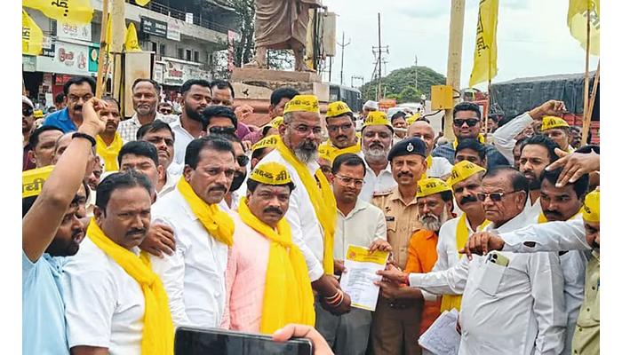 फलटणला तालुका संघर्ष समितीतर्फे रास्ता रोको