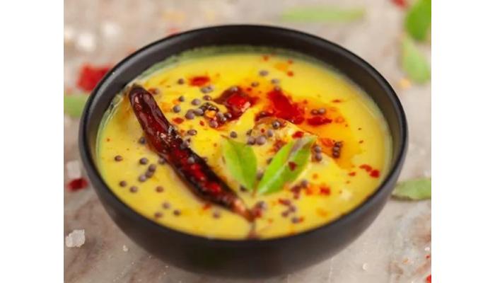 सोप्या पद्धतीमध्ये घरी बनवा चविष्ट मसाला कढी