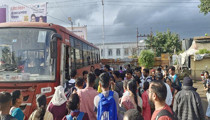 गणेशोत्सवासाठी गावी आलेले चाकरमानी परतीच्या प्रवासाला