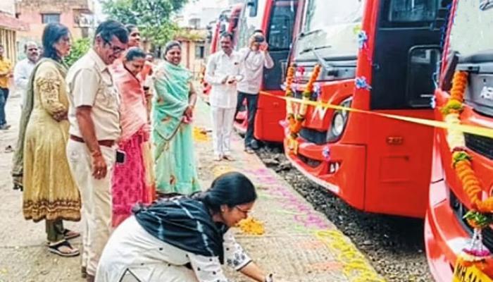 कोरेगाव एस. टी. आगारात नवीन पाच बसेसचे लोकार्पण