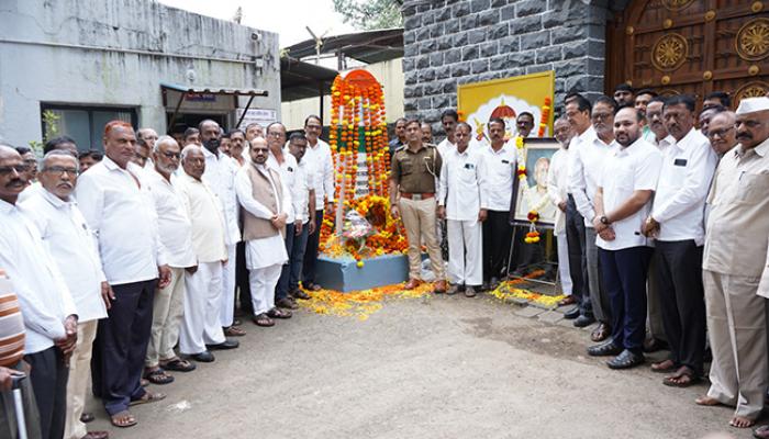 स्वातंत्र्यसैनिकांचे काम प्रेरणादायी