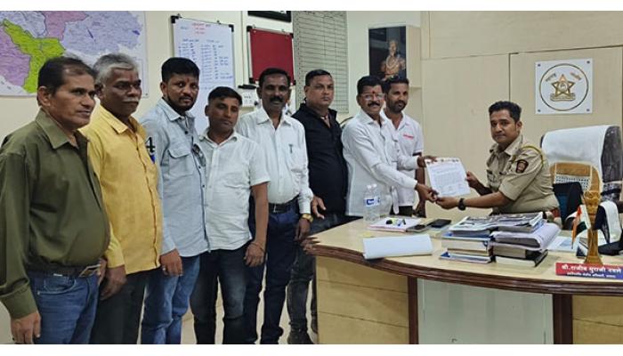 दारू दुकान मालकासह कर्मचाऱ्यावर ॲट्रॉसिटीचा गुन्हा दाखल करा