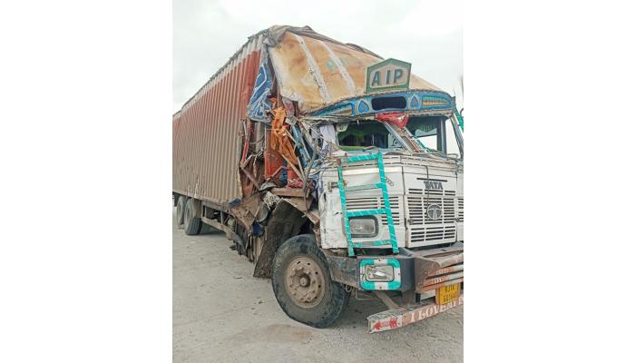 खंडाळ्यात दोन वाहनांना धडक देऊन ट्रेलर पलटी