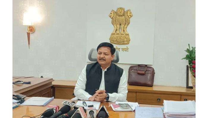 महसूल सेवा पंधरवड्यात विविध योजनांचा लाभ घ्यावा : जिल्हाधिकारी संतोष पाटील