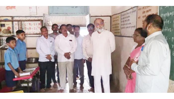 निंबळक गावातील शाळांना उद्योजक राम निंबाळकर यांचा मदतीचा हात