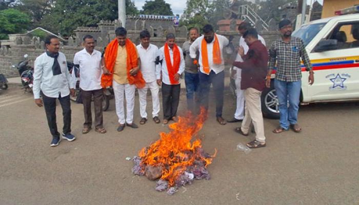 साताऱ्यात उबाठाकडून राज्य सरकारच्या प्रतिकात्मक प्रतिमेचे दहन