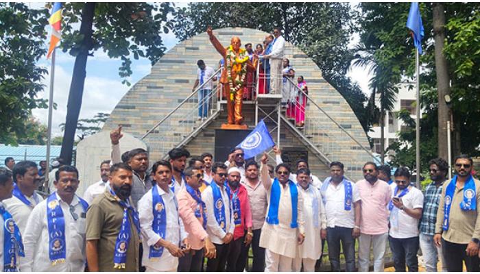 तरुणांनी संविधानाच्या रक्षणासाठी नेहमी तयार राहिले पाहिजे