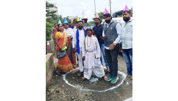 डेमोक्रॅटिक पक्षाचे खड्ड्यांच्या निषेधार्थ साताऱ्यात लक्षवेधी आंदोलन